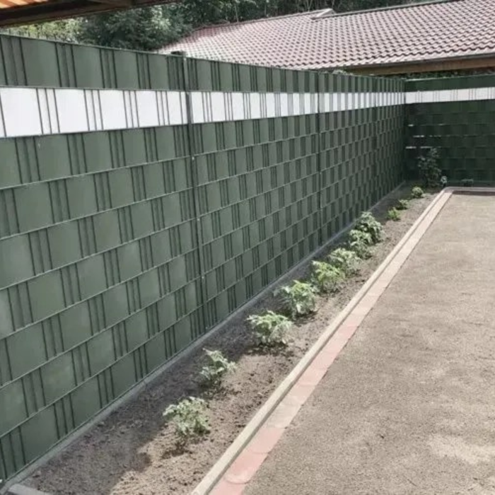 Banda pentru gard VarioShop®, pentru panouri, balcon si terasa, PVC 450 g/m², rezistenta la UV si umiditate, 25 cleme, 19x3500 cm, verde [10]