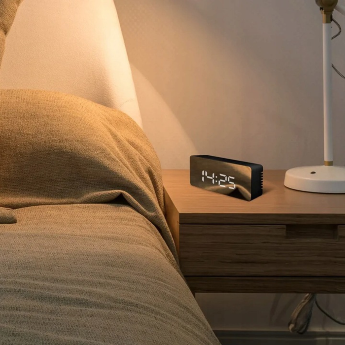 Ceas digital cu LED tip oglinda VarioShop®, Afisare Data, Ora, Temperatura, Alarma, Format Orar 12/24 ore, Reglarea Luminozitatii, Alimentare USB sau 3 x Baterii AAA, 14 x 6 x 3.5 cm Negru [4]