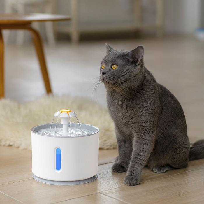 Dispenser/Fantana automata pentru animale de companie VarioShop®, Cu purificare si filtrare prin carbune activ, 3 trepte de reglare debit, Iluminare LED, Adaptor USB priza, Capacitate 2.4 l, Alb [7]