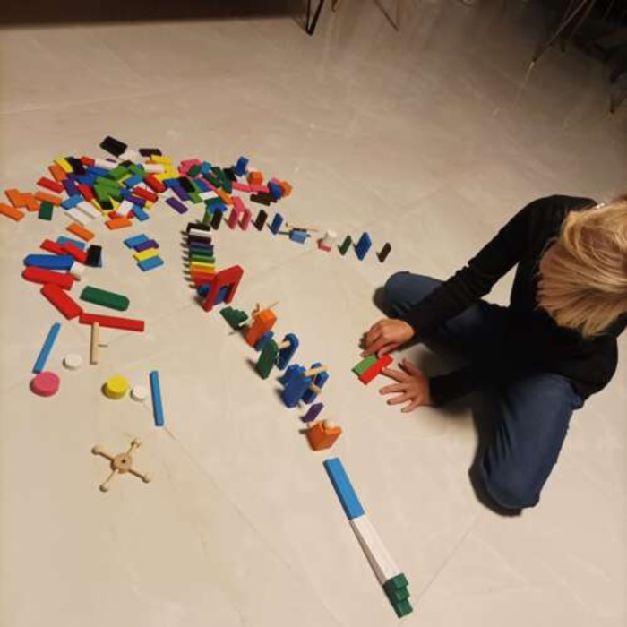 Joc domino educativ VarioShop®, 407 piese din lemn, tip Montessori, cu tobogane, moara de vant, leagan, clopotel si bile, include geanta cu snur, dezvolta creativitatea si coordonarea, multicolor [7]