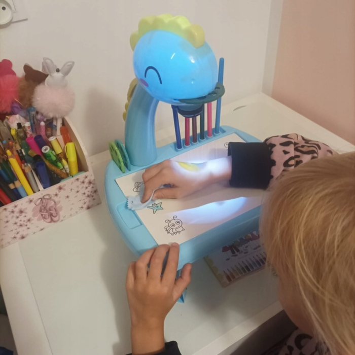 Proiector desen copii VarioShop®, masa educativa cu LED si muzica, tabla de desen cu 3 diapozitive, 12 markere si accesorii, model dinozaur, albastru, 35x29x24 cm [5]