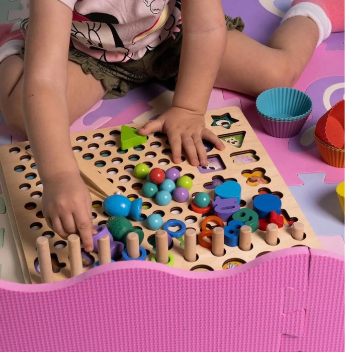 Joc educativ din lemn VarioShop®, pentru invatarea culorilor si coordonare, cu margele colorate, pesti magnetici, cifre si forme, 30 x 30 x 7,5 cm [12]