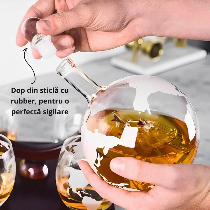Set decantor VarioShop®️, Forma de Glob Pamantesc, 2 Pahare cu Imprimeu, 9 Cuburi din Roca pentru Whiskey, 2 Suporturi Din Pluta, Cleste, Palnie, 850ml [33]