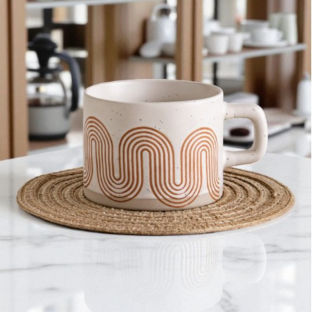 Termosuri, cani si sticle - Cană ceramică 250 ml cu model geometric retro, alb cu maro