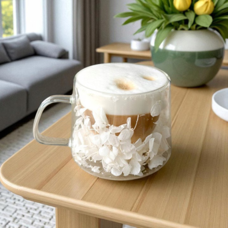 Termosuri, cani si sticle - Cană termică 300 ml din sticlă borosilicată, dublu perete, cu hortensie albă 3D – model elegant pentru cafea și ceai