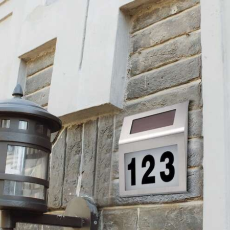 Număr de casă solar iluminat LED – Modern, rezistent la apă și ușor de montat