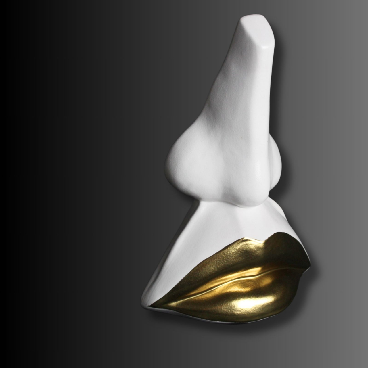 Lips of Gold ,statueta abstracta alba cu nas și buze [2]