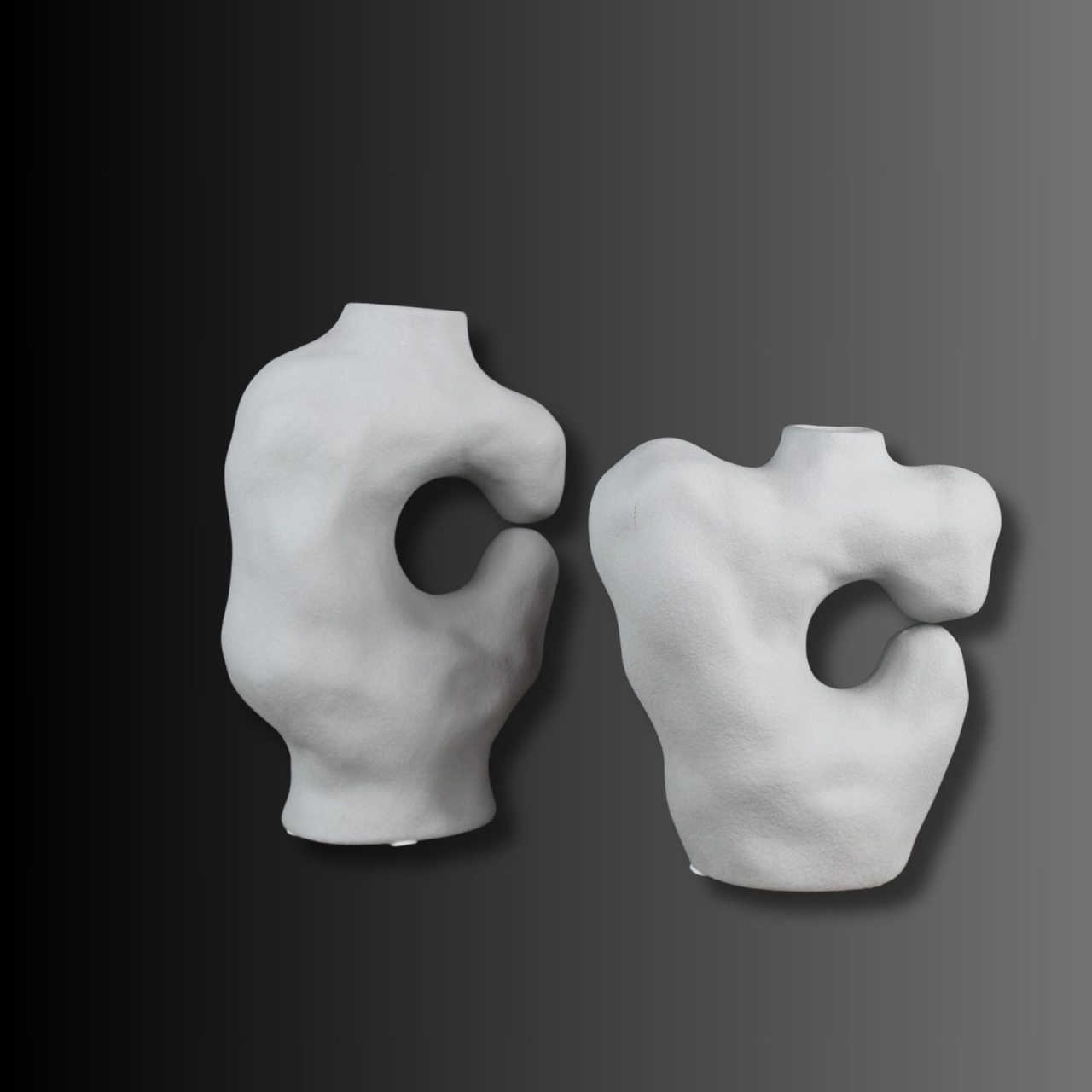 Eclipse Albǎ , Vaza sculpturală , cu un gol enigmatic in centru [6]