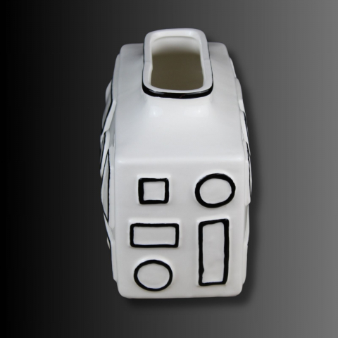 RADIO VASE, o vazǎ ce evoca aspectul unui radio vintage [2]