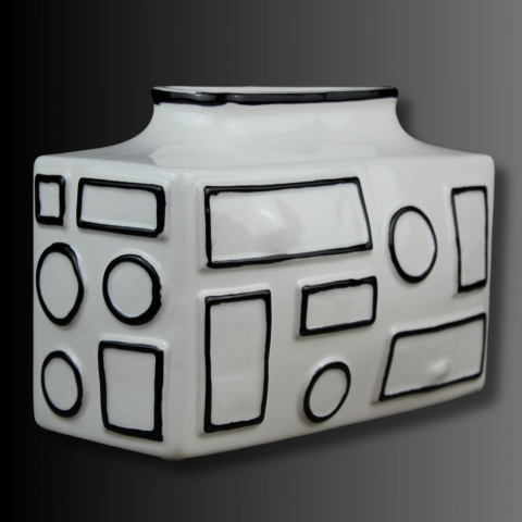 RADIO VASE, o vazǎ ce evoca aspectul unui radio vintage [3]