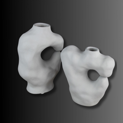 Eclipse Albǎ , Vaza sculpturală , cu un gol enigmatic in centru [6]