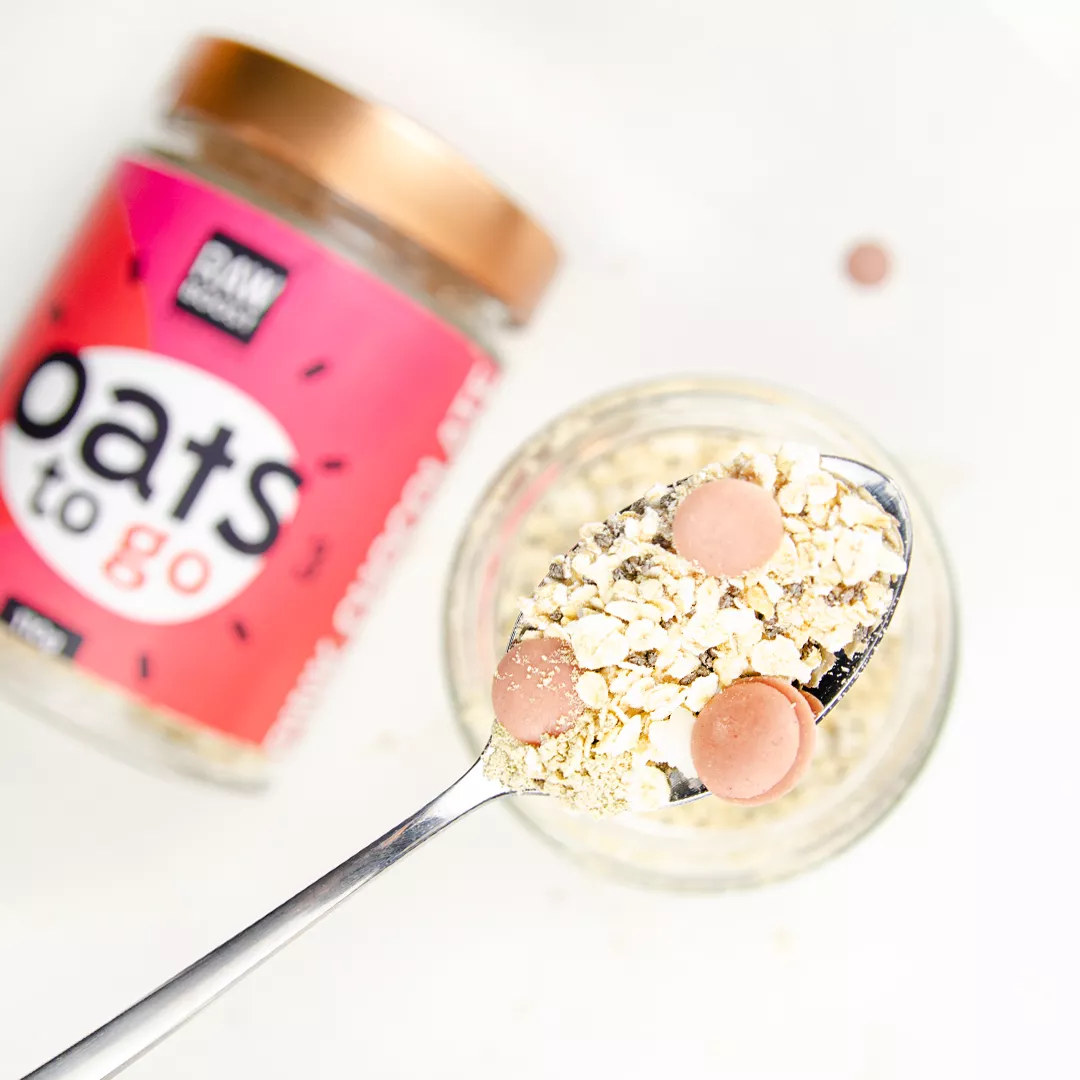 Oats To Go - Pink Chocolate ECO (Deliciu de ovăz cu semințe de chia, pudră de curmale și ciocolată roz) pentru un gust dulce și rafinat, 110g [2]
