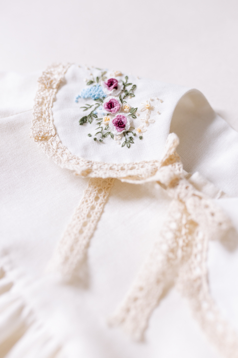 Set din in ivory pentru botez cu broderie handemade [6]