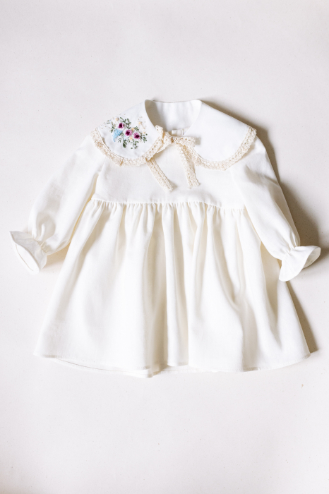 Set din in ivory pentru botez cu broderie handemade [5]