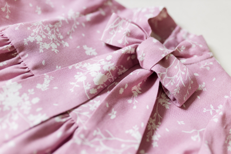 Rochie de in roz/lila cu flori albe [1]