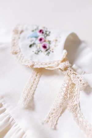 Set din in ivory pentru botez cu broderie handemade [3]