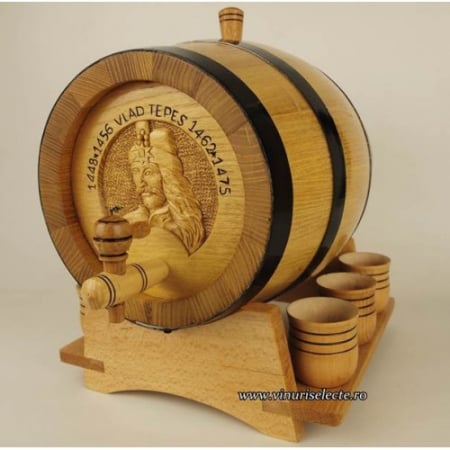 Ambalaje vin - Butoias din prun si salcam pentru tuica si rachiu sculptat cu bustul Domnitorului Vlad Tepes