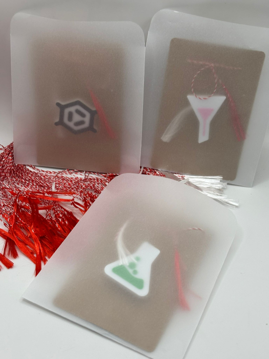 Mărțișor Știință – Chimie printat 3D cu broșă | 1 Martie [5]