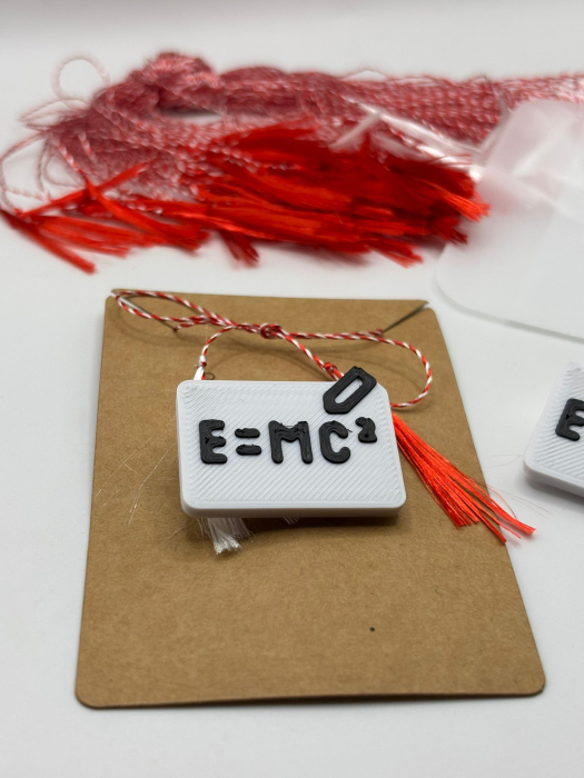 Mărțișor Știință – Fizică printat 3D cu broșă | Cadou 1 Martie [2]