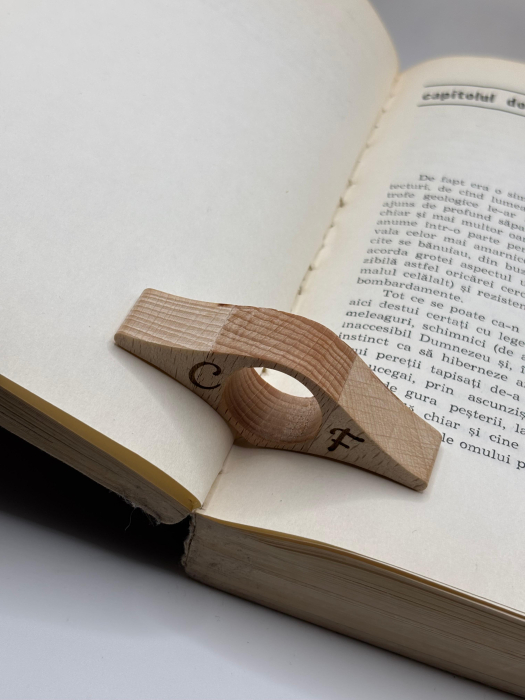 Suport de pagini din lemn masiv – personalizat prin gravare [5]