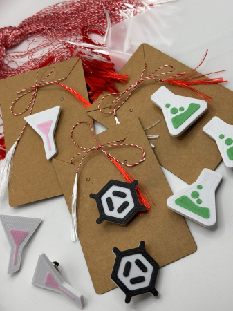 Produse sezoniere - Mărțișor Știință – Chimie printat 3D cu broșă | 1 Martie