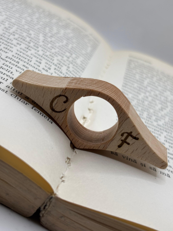 Accesorii pentru lectura - Suport de pagini din lemn masiv – personalizat prin gravare