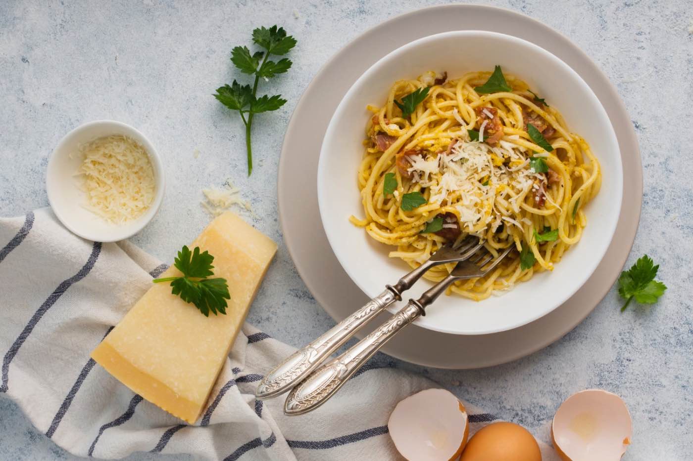 Paste carbonara - reteta autentica italiana cu oua, pecorino, piper si guanciale