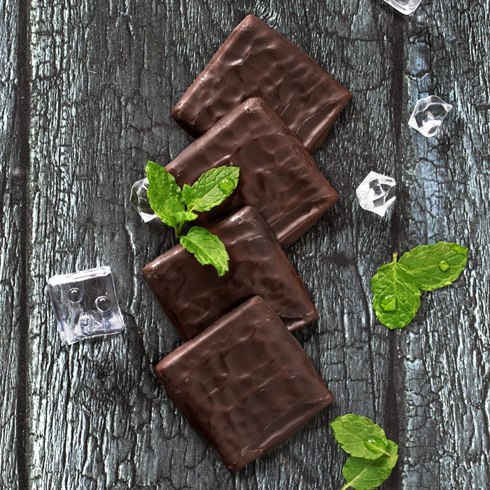 Praline cu menta, capsuni si ciocolata neagra, After Eight Strawberry, 200 g [2]