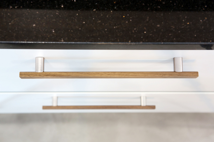 Ara W - Maner pentru mobila, finisaj otel inoxidabil/stejar, L:220 mm [3]