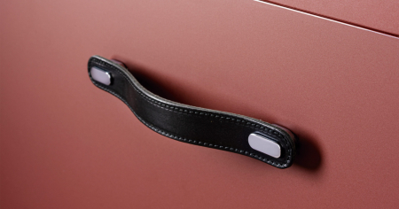 Oblong  - Maner din piele neagra pentru mobilier, cu ornament, finisaj gri periat, L 197 mm [1]