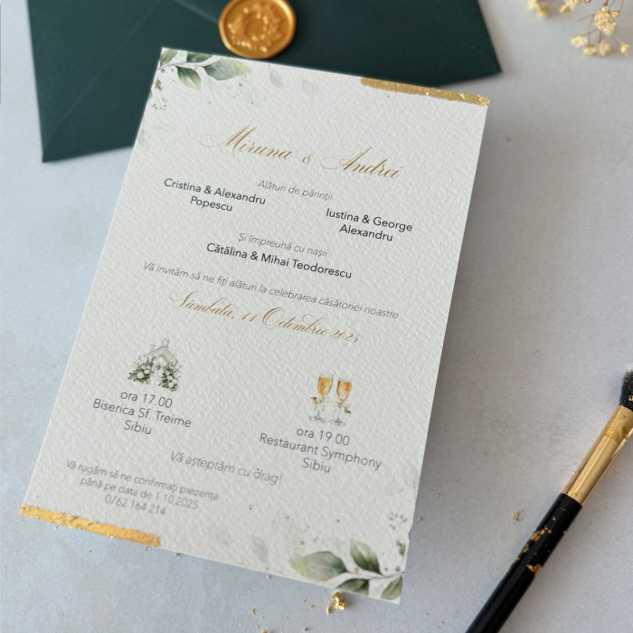 invitație de nuntă cu foiță de aur aplicată manual pe carton alb texturat și plic verde [3]