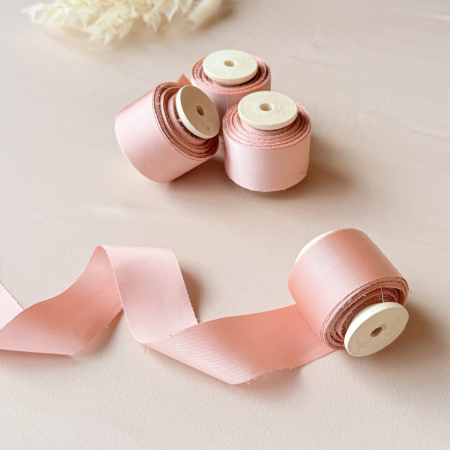 HOBBY & CRAFT - Panglică roz somon pentru invitații și plicuri de nuntă