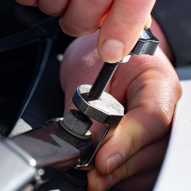 Instrument de indepartare a bratului stergator [2]