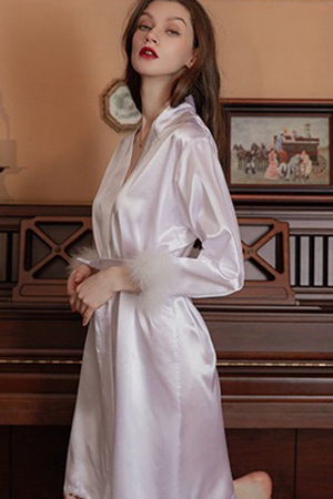 OFERTĂ SPECIALĂ - Halat din satin fin cu puf pentru mireasa, inscriptionat ' Bride ' SUSU-010alb