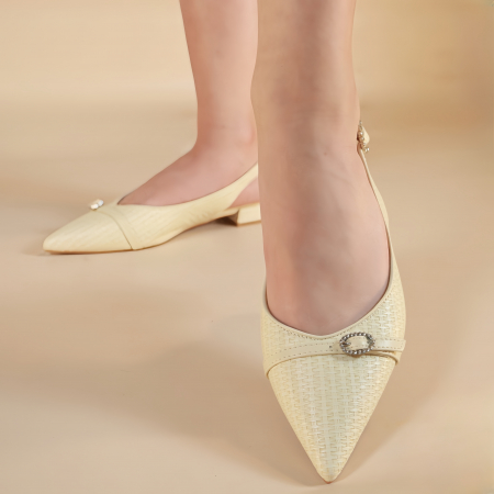 Pantofi cu toc - Pantofi decupati cu toc jos 686bej