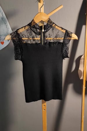 Tricouri și Maiouri - Top tricotat cu insertii dantela XPX-8156negru