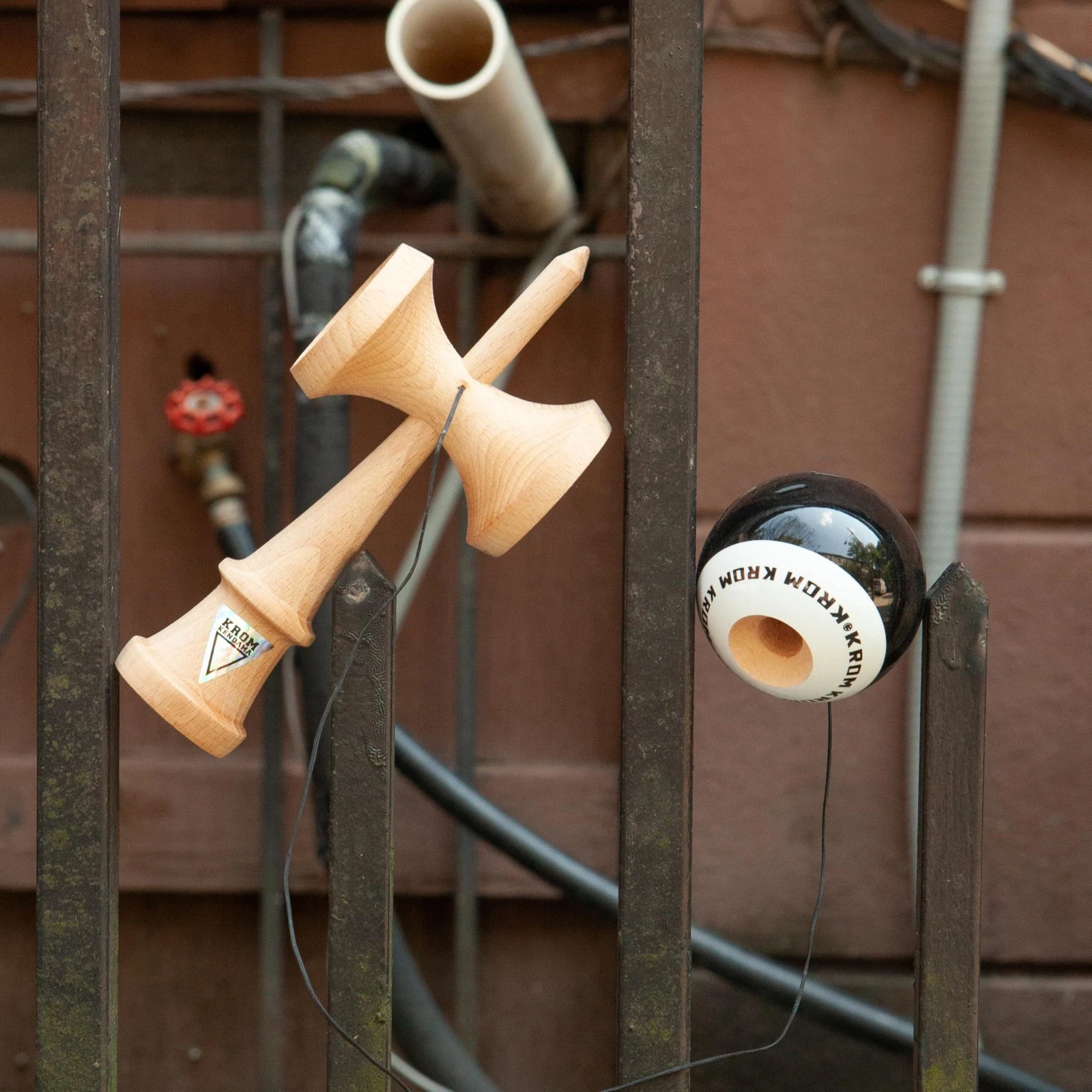 Kendama Tip KROM Pop Chrome Pop LOL Clear, Negru [6]