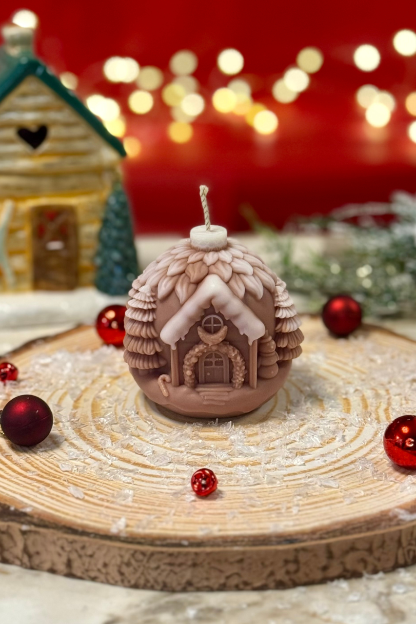 Lumânare Căsuța din Povești – glob decorativ cu brăduți, parfum Vanilla Pinecones [1]