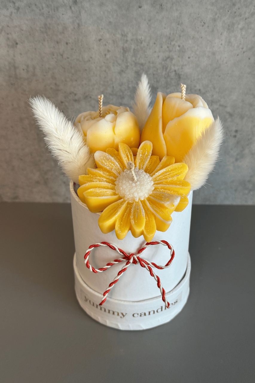 Martisor cutie cu 3 flori din ceara galben [2]