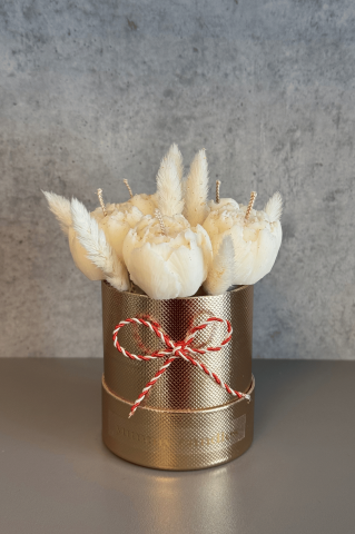 Lumanari Martie - Martisor cutie cu 5 flori din ceara alb