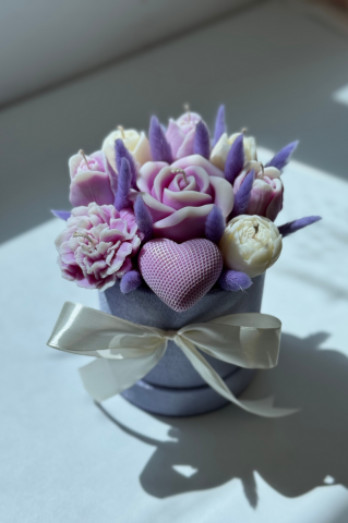 Lumanare Floare - Aranjament floral lila din ceara naturala parfumata Lavender & Lemon
