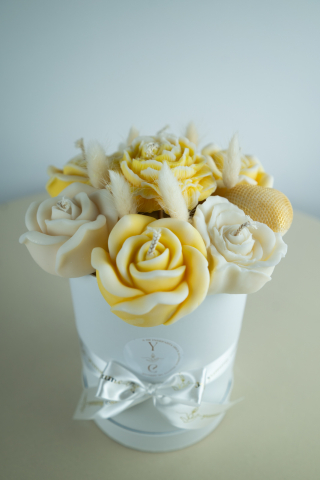 Aranjament floral mare galben din ceara naturala [1]