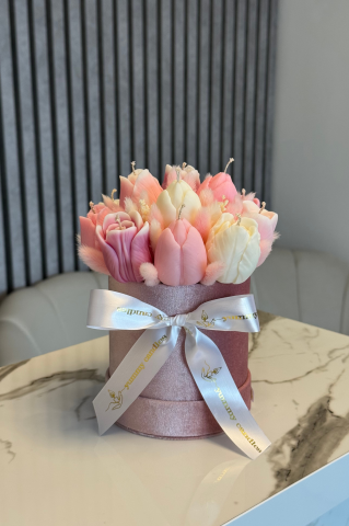 Lumanare Floare - Aranjament lalele roz – cadou elegant de primăvară / Mărțișor