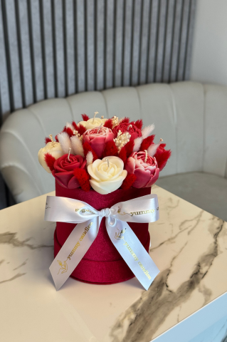 Lumanare Floare - Aranjament trandafiri si bujori rosii – cadou elegant de primăvară / Mărțișor