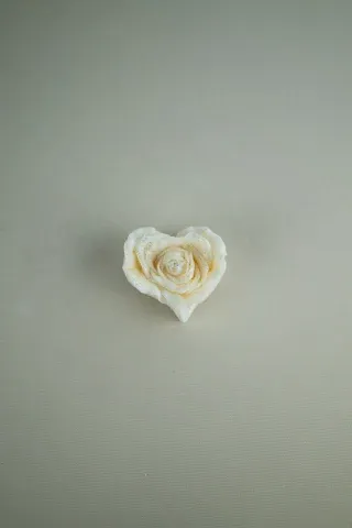 Lumanari Albe - Lumanare Rose inima alba cu sclipici auriu