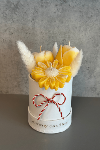 Lumanari Martie - Martisor cutie cu 3 flori din ceara galben