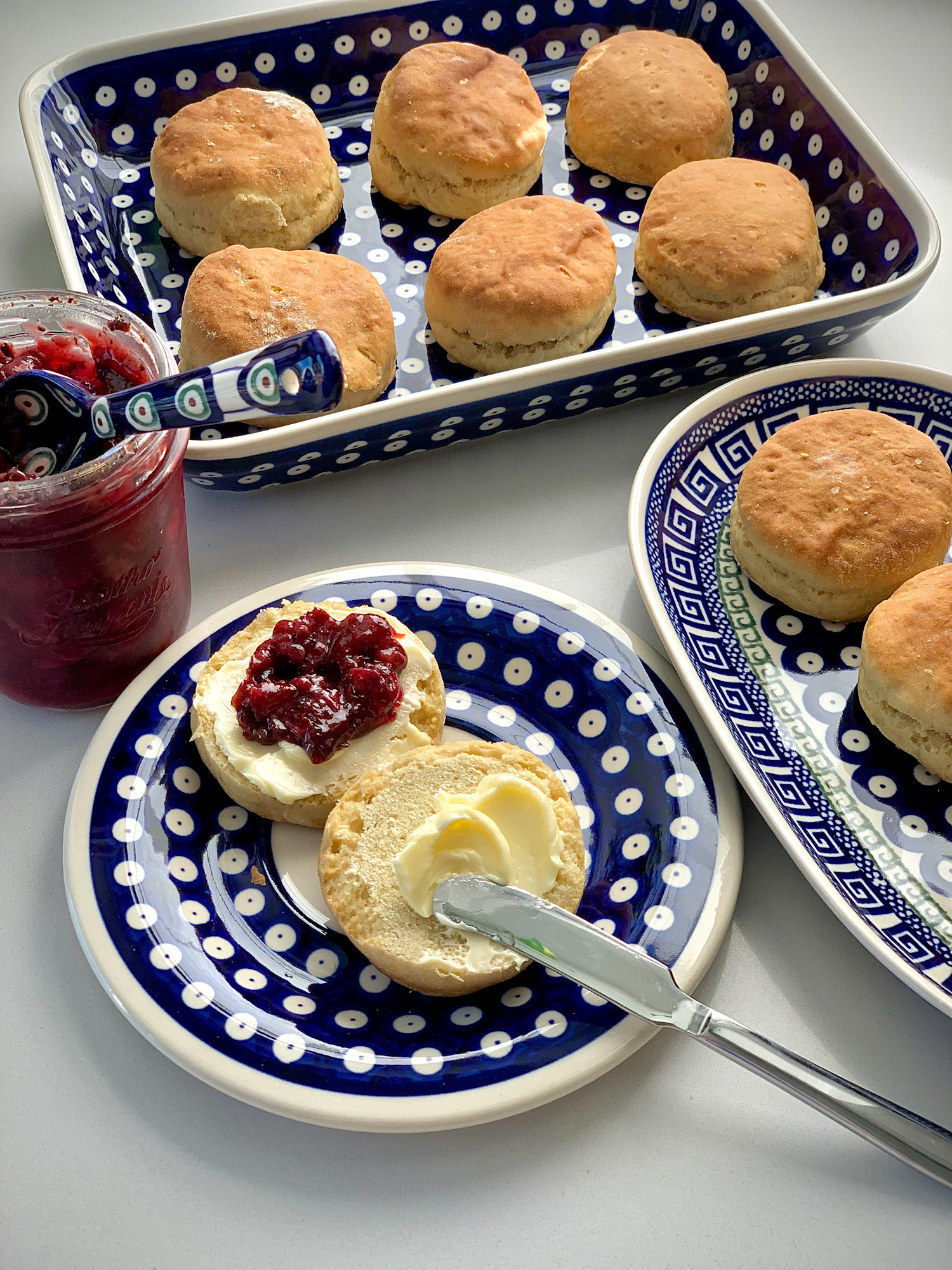 Scones cu unt si  dulceata