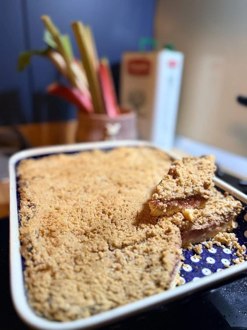 Tartă crumble cu pere, rubarbă și fructe de pădure - desertul care aduce gustul de acasă