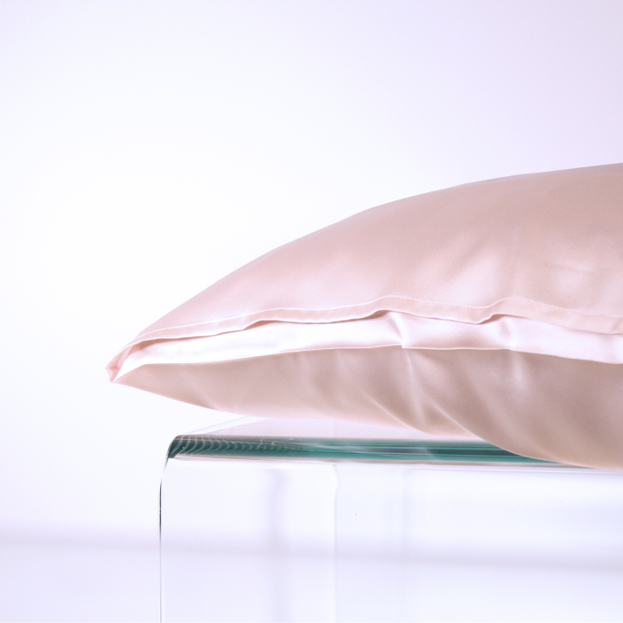 Set cadou februarie din mătase – față de pernă, eșarfă și lumânare [8]