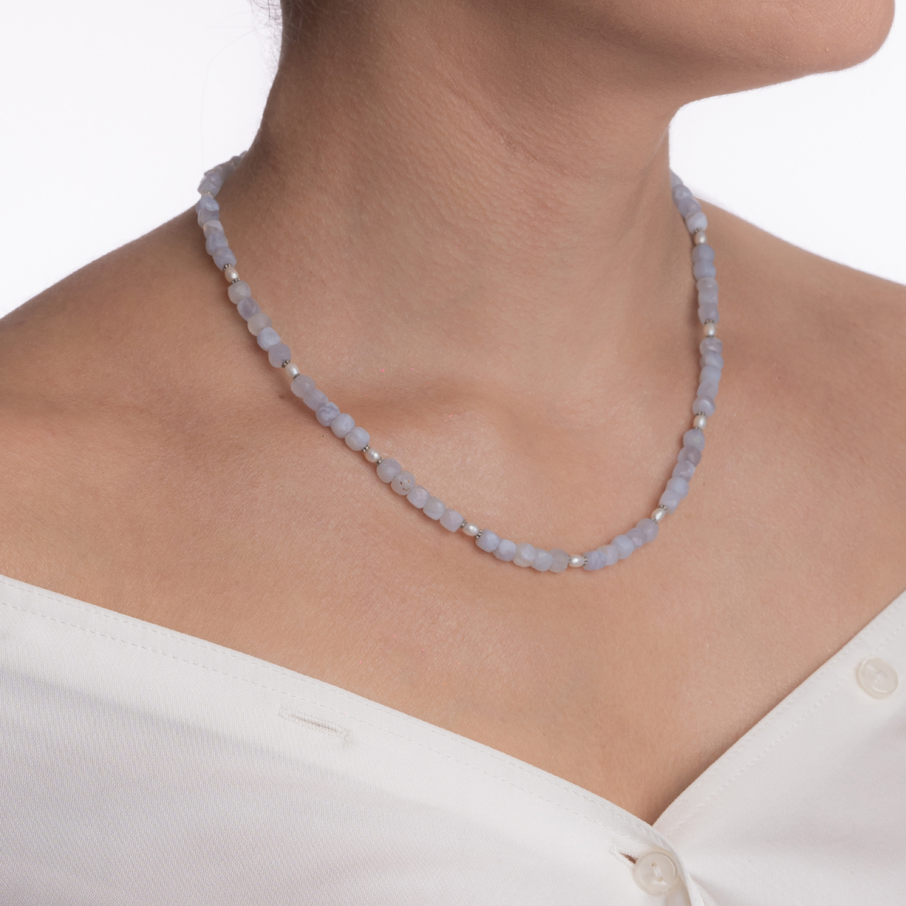 Colier argint pietre semipretioase calcedonie cuburi de 5 mm si perle de cultura cu accente din argint antichizat lungime 42 cm [4]